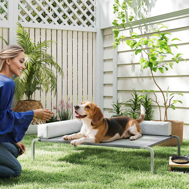 PAWROOM - Udendørs hundeseng, højhundeseng til mellemstore hunde, med L-formet pude 110x75x30 cm, lysegrå