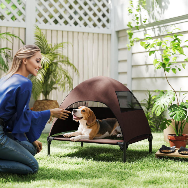 PAWROOM - Udendørs hundeseng med tag, Forhøjet hundeseng til mellemstore hunde, Kølende kæledyrsseng med vaskbar mesh metalramme bæretaske, kæledyrsseng til udendørs camping 76x61x71 cm, kaffe